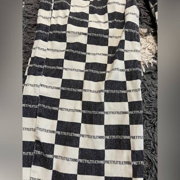 Pretty Little Thing Brown Checkerboard Branded Wide Leg Jeans - Picture 9 of 11